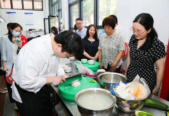 参观烹饪实训室.JPG